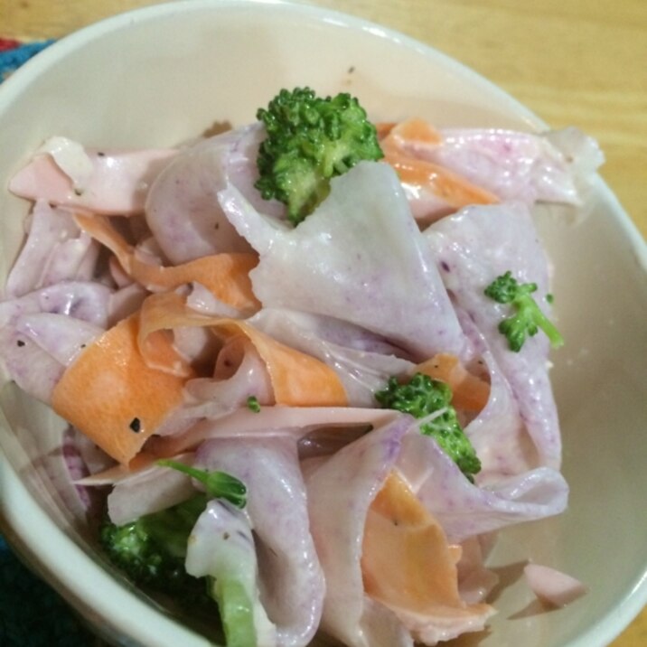 ピンクの大根で魚肉ソーセージサラダ(❁・∀・❁)